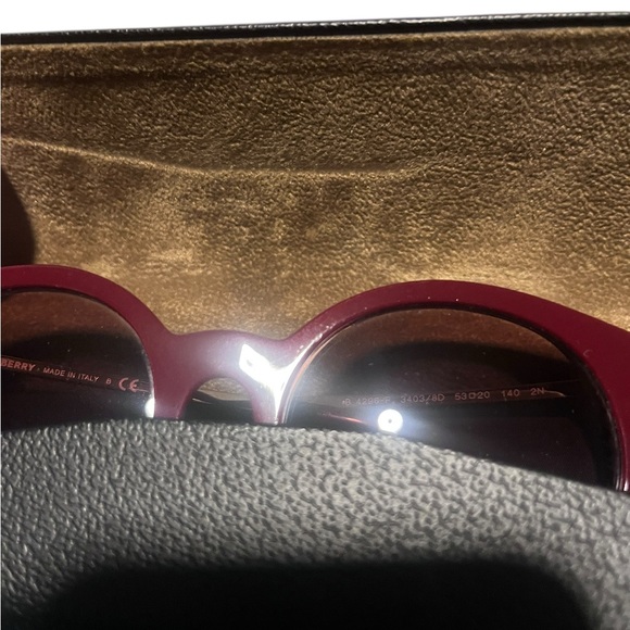 🤩NEW ITEM Burberry Sunglasses full inclusion! - Picture 10 of 11
